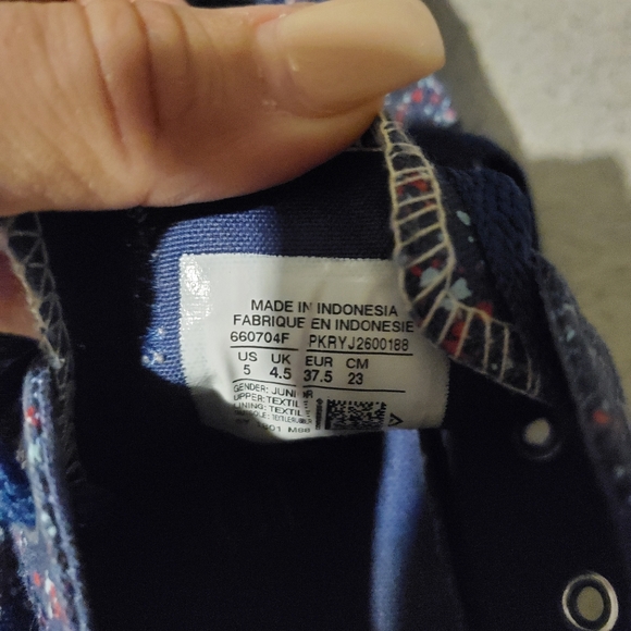 Converse - Picture 3 of 3